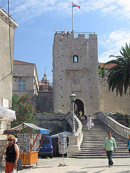 Escalier de l'entrée de la ville fortifiée de Korcula