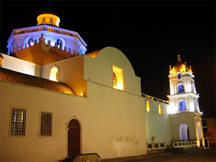 Eglise de Latacunga la nuit Eglise de Latacunga la nuit