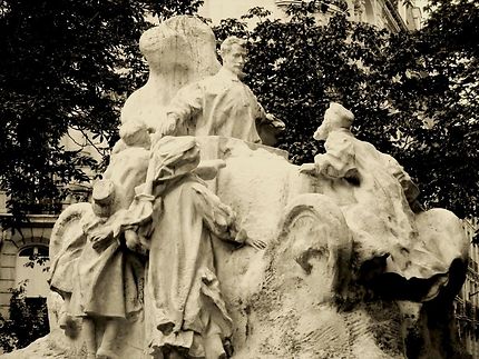 Imposant monument Léo Serpillet (1909)