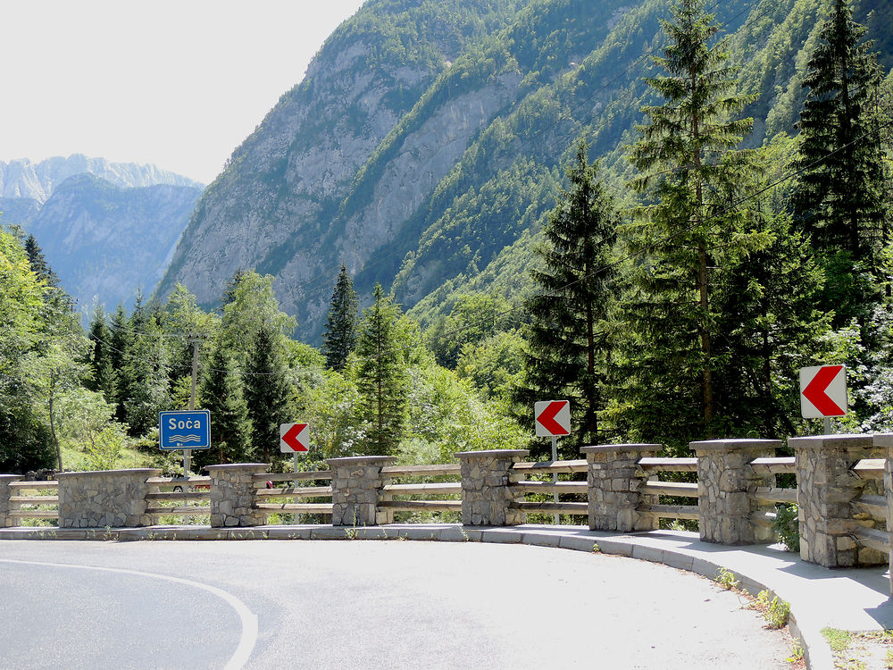 Sur la route à Trenta, vue sur le Soca