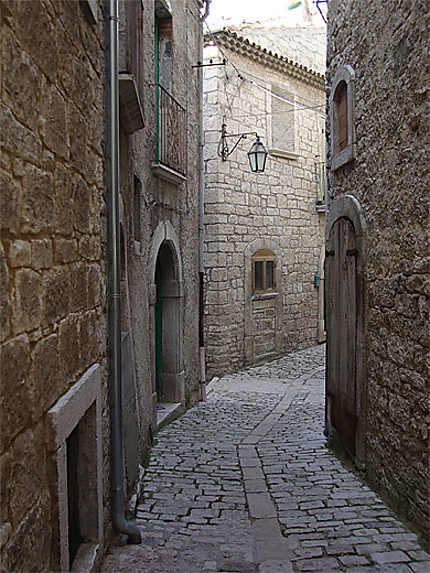 Ruelle dans le village d'Oratino