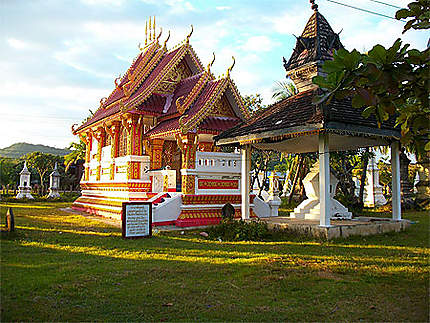 Temple sur l'île de Khong