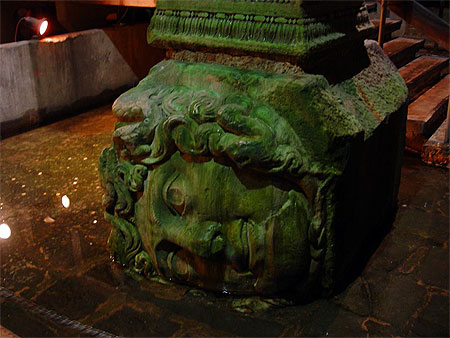 Medusa anéantie au fond de la citerne Medusa anéantie au fond de la citerne