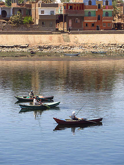 Barques devant un village