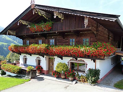 Maison fleurie à Alpbach 