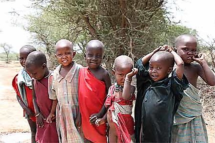 Enfant massaï dans un village