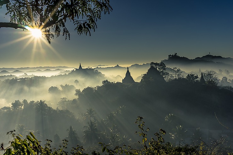 Lever de soleil sur les pagodes de l'empire d'Arakan, Birmanie