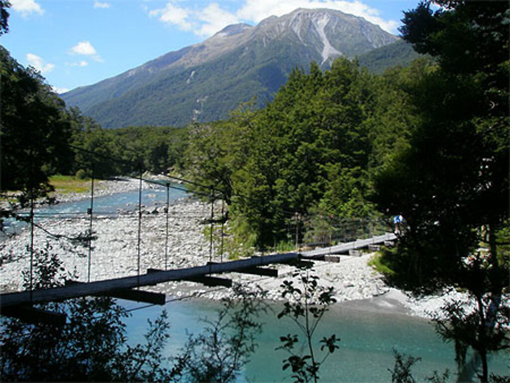 Swing bridge