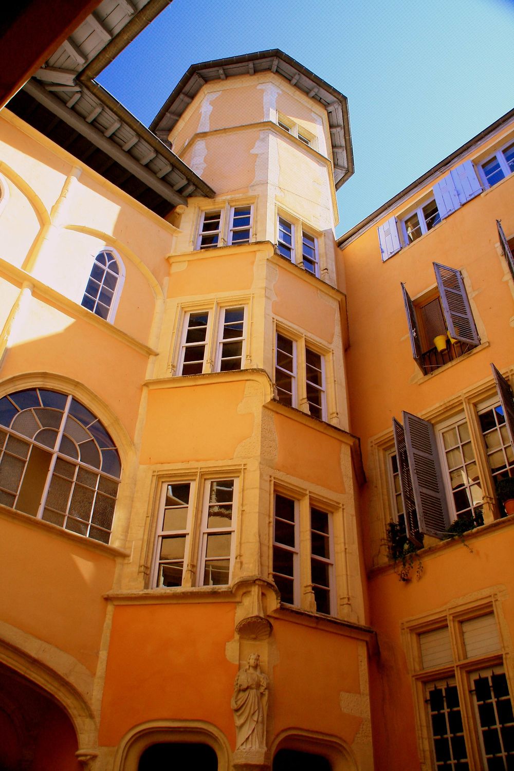 Villefranche-sur-Saône : cour intérieure