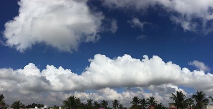Les longs nuages sur le ciel de Trichy, Inde
