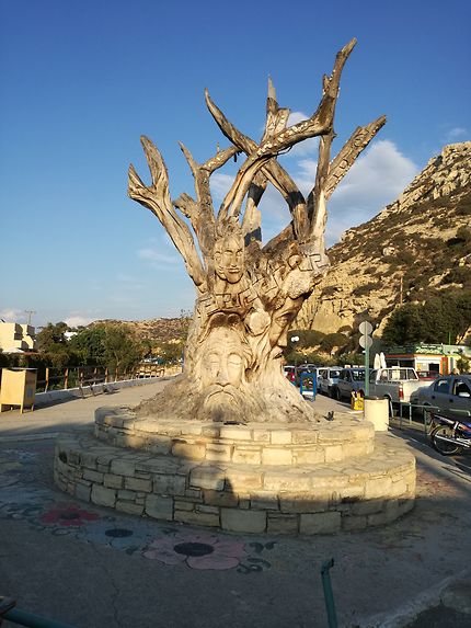 Arbre sculpté à Matala