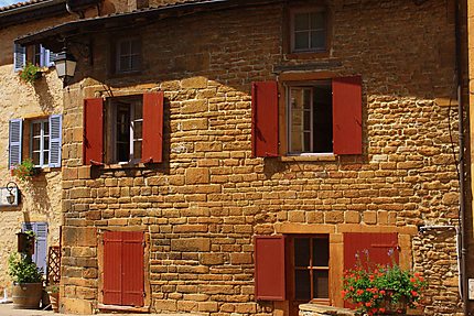 Charnay : une maison en pierre dorée