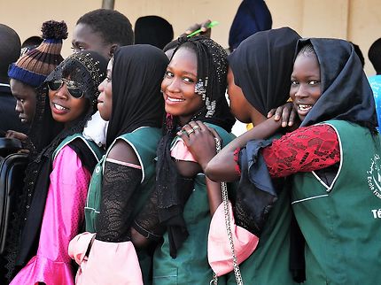 Jeunes filles attendant le ferry pour Gorée