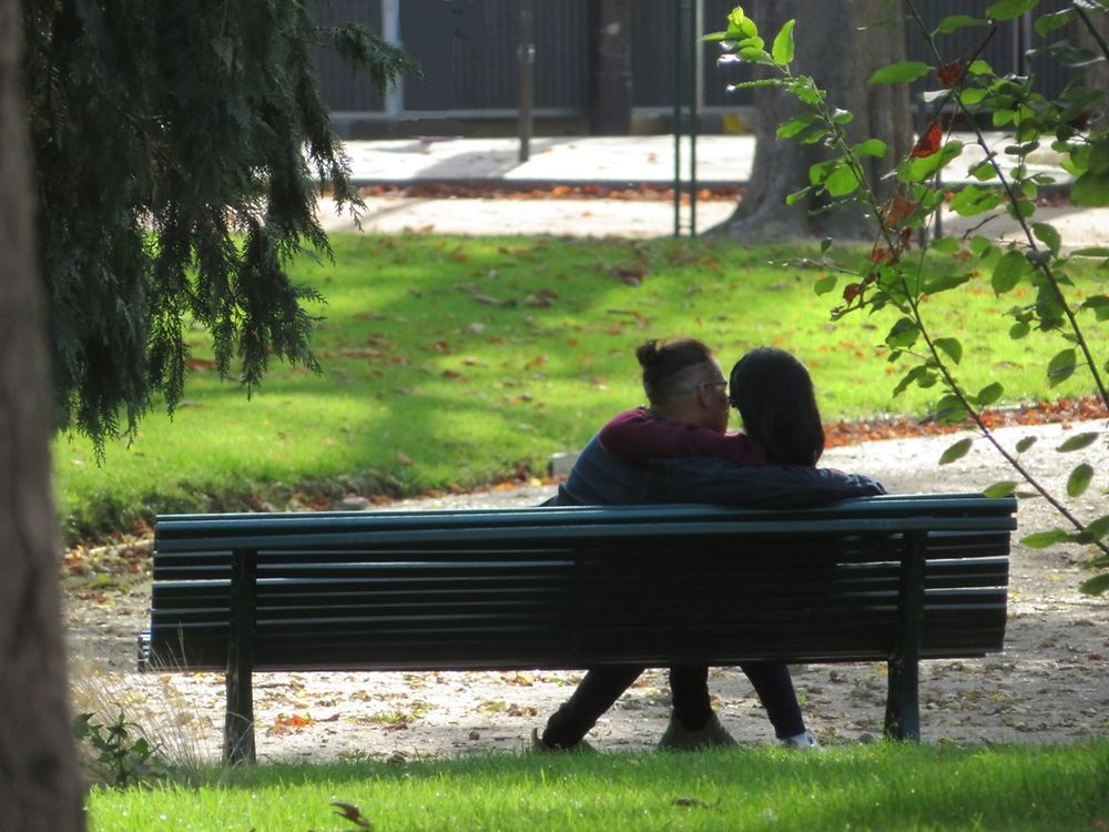 Les amoureux sur le banc public 