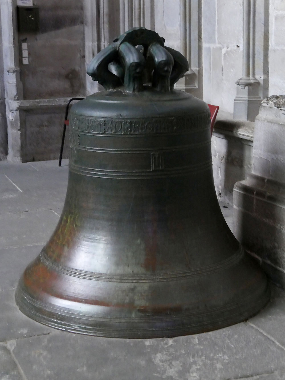 Cloche se trouvant à l'entrée de la basilique