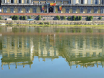 Reflets  des Uffizi dans l'Arno