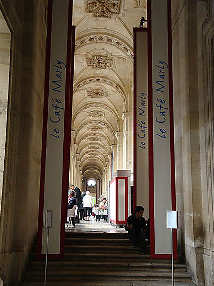Le café Marly dans la cour du Louvre