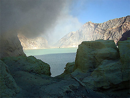 Lac d'acide au fond du cratère