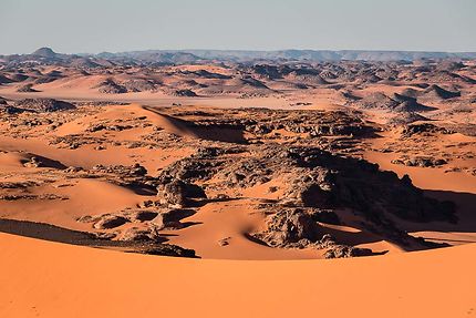 Tin Merzouga - Roches et dunes à perte de vue
