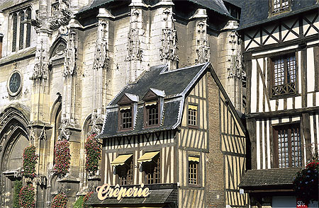Eglise St-Ouen et maison à colombages, Pont-Audemer Eglise St-Ouen et maison à colombages, Pont-Audemer