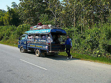 Bus local à Nong Khiaw 