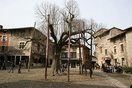 Place des Halles Place des Halles