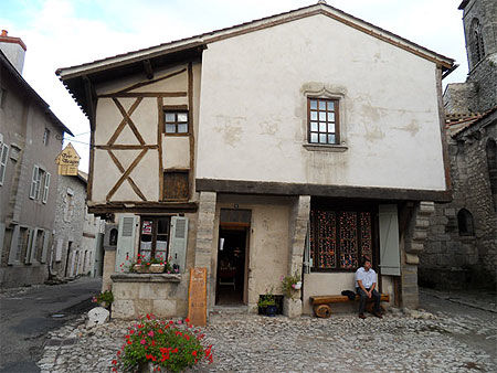 Charroux. Maison à colombages du 14ème siècle. 