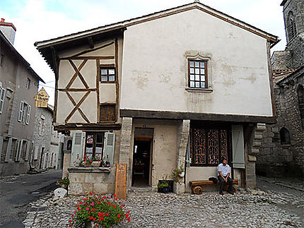 Charroux. Maison à colombages du 14ème siècle. 