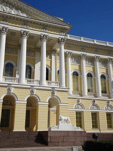 Colonnades du Musée russe