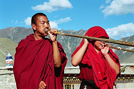 Arrivée au monastère aux sons des cornettes