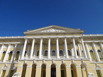 Devant l'entrée du Musée russe
