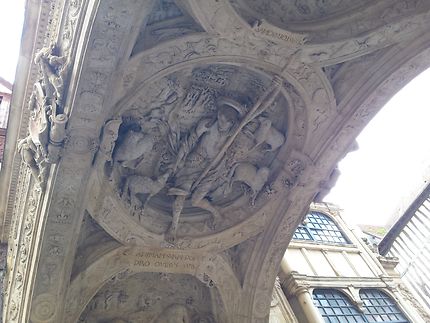 Intérieur de l'arche du "Gros horloge" à Rouen