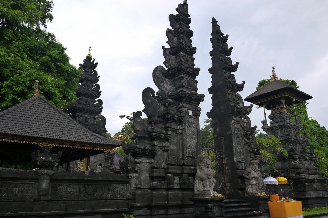 Temple face au marché traditionnel