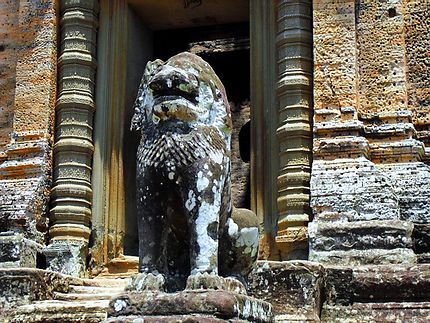 Temple Mébon oriental et lion, Cambodge