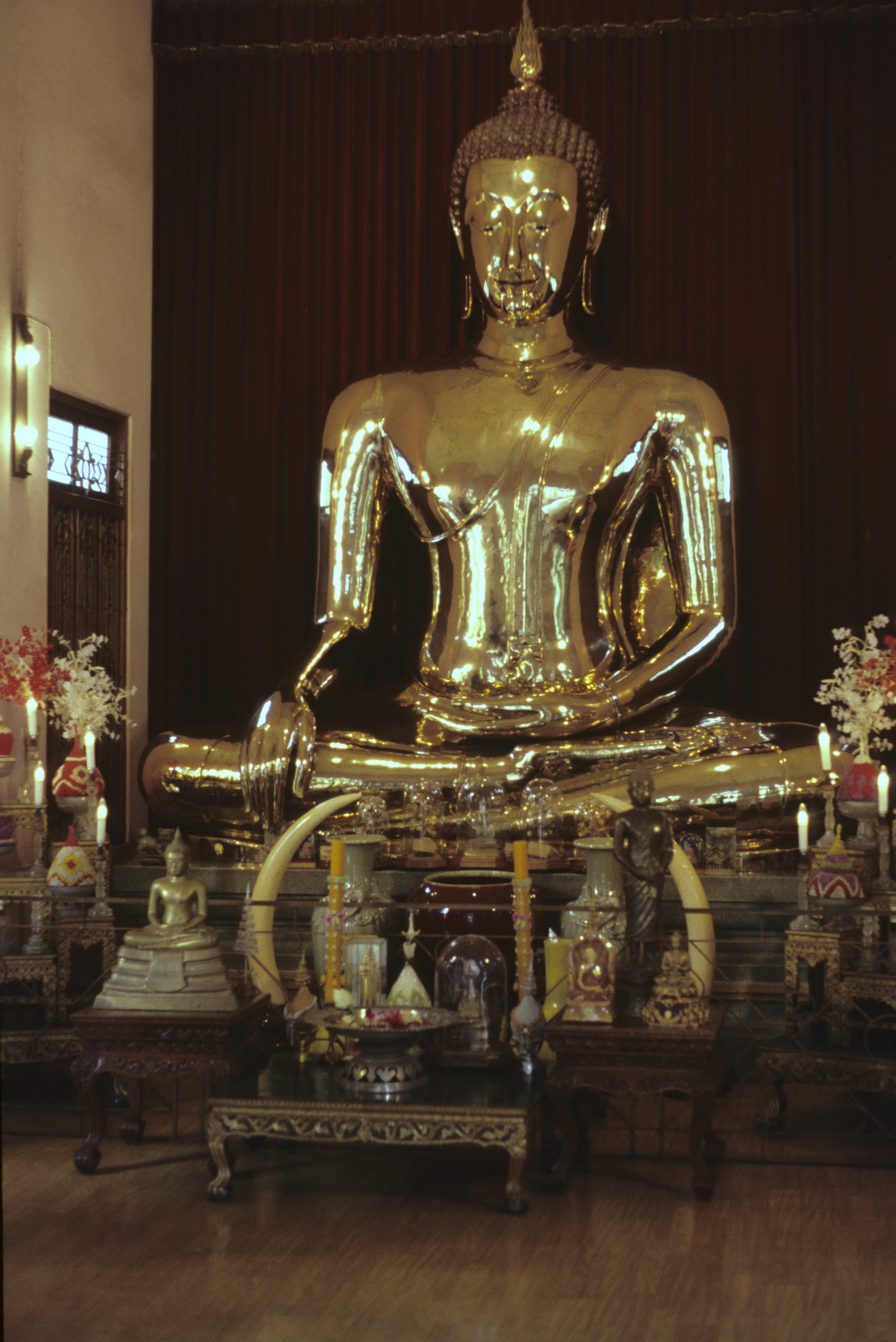 Le Bouddha d'or du Wat Trimit en 1985 Le Bouddha d'or du Wat Trimit en 1985