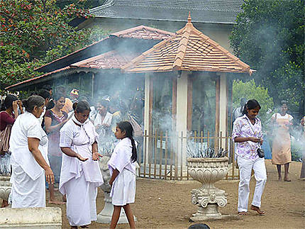 Offrandes - Temple de la dent de Bouddha