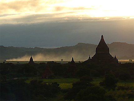 Couché de soleil à Bagan
