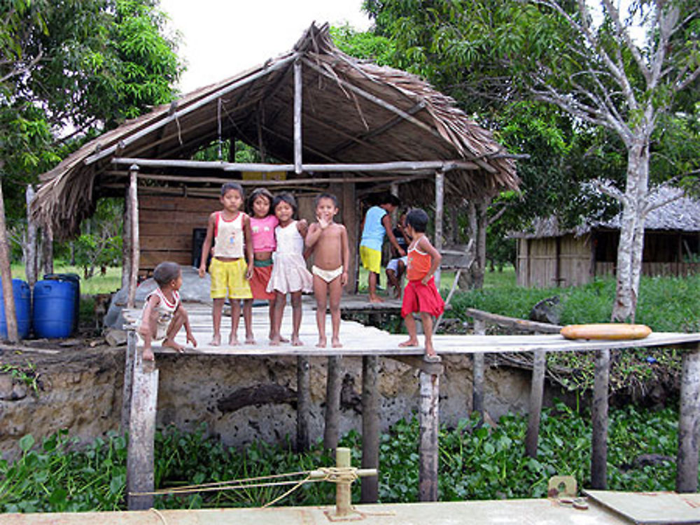 Les enfants, le ponton, l'école