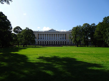 Vue depuis le parc derrière le Musée russe