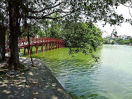 Hanoi, le lac Hoan Kiem et le pont The Huc