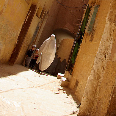 Une femme Mozabite et son enfant dans les rues de El Ateuf Une femme Mozabite et son enfant dans les rues de El Ateuf