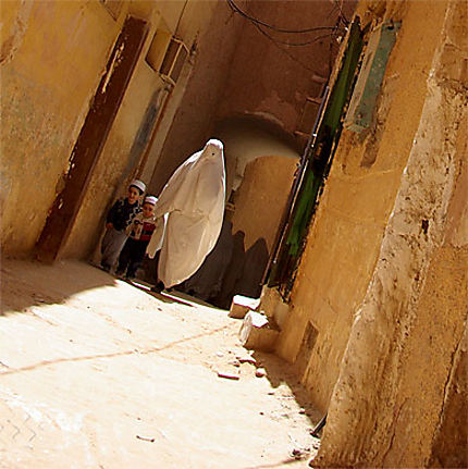 Une femme Mozabite et son enfant dans les rues de El Ateuf
