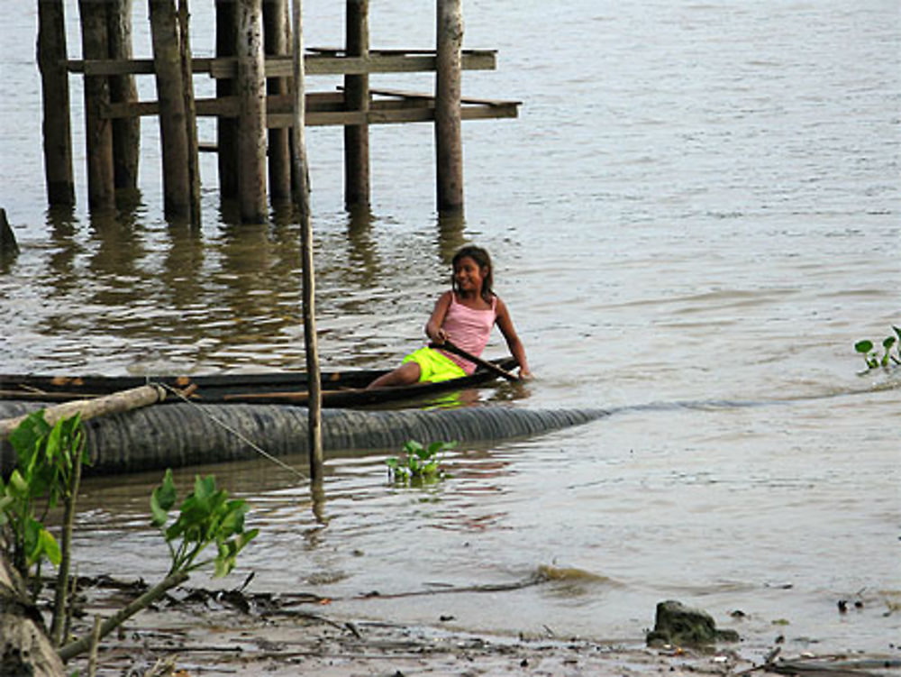 Enfant Warao en pirogue