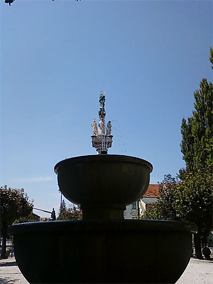 Fontaine et colonne de l'Eglise Saint-Jacques
