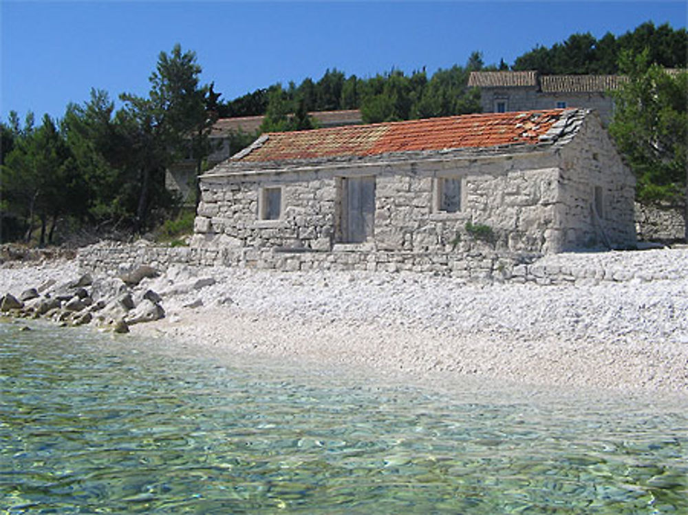 Maiosn abandonnée sur un îlot dans la baie de Lumbarda