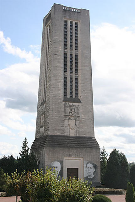 Le campanile de la basilique Sainte-Thérèse