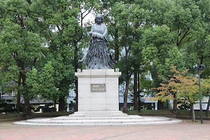 Parc de la Paix à Nagasaki, statue commémorative