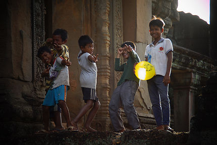 Enfants jouant à Banteay Kdei, Cambodge