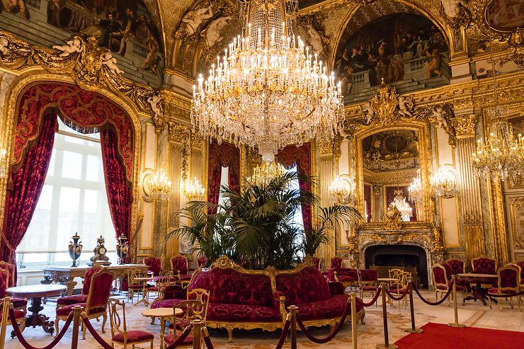 Le magnifique grand salon du Louvre, Paris