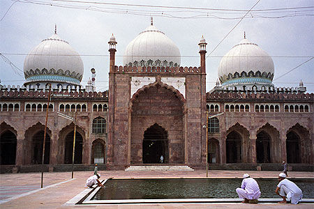 Ablutions à la mosquée Taj-ul Masjid